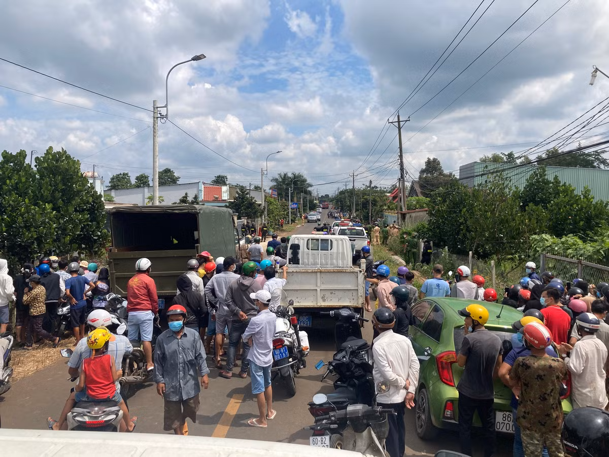 Công an xác định người này đã tử vong với hai vết đạn ở phần đầu. Nạn nhân là anh Vũ Văn Th. (SN 1990, trú tại quận Dương Kinh, TP Hải Phòng) là quản lý quán. Công an phát hiện, thu giữ hai vỏ đạn súng quân dụng gần nơi nạn nhân chết. Một vài nhân chứng cho biết, trước đó có một đối tượng vốn là nhân viên của quán đến gặp anh Th. nói chuyện. Trong lúc hai người trao đổi, đối tượng này đã bất ngờ lấy súng và bắn hai phát vào đầu khiến anh Th. tử vong tại chỗ. (Ảnh minh họa, nguồn internet)