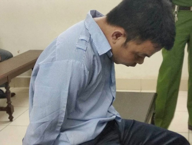 Một lúc sau, bà L quay lại, thấy Chiến đang nấp trong gầm giường nên tri hô. Hoảng sợ, Chiến lao ra cửa hòng chạy thoát thân. Do biết Chiến từ trước nên bà L đuổi theo, giằng co với đối tượng. Lúc này, Chiến giằng được chiếc chày gỗ nên đã đánh liên tiếp vào đầu bà L khiến người phụ nữ này tử vong. Phát hiện nạn nhân đã chết, Chiến nghĩ cách phi tang. Gã lấy chiếu cói cuốn chặt thi thể bà L lại rồi châm lửa đốt. Với hành vi giết người, Tạ Văn Chiến đã bị TAND TP Hà Nội tuyên án tử hình.