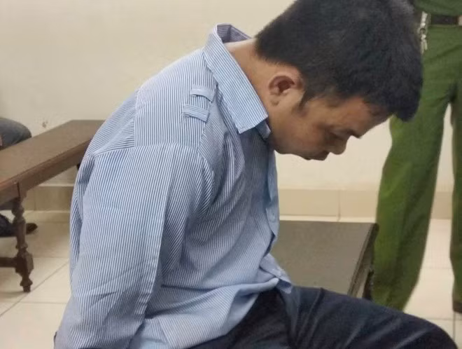 Một lúc sau, bà L quay lại, thấy Chiến đang nấp trong gầm giường nên tri hô. Hoảng sợ, Chiến lao ra cửa hòng chạy thoát thân. Do biết Chiến từ trước nên bà L đuổi theo, giằng co với đối tượng. Lúc này, Chiến giằng được chiếc chày gỗ nên đã đánh liên tiếp vào đầu bà L khiến người phụ nữ này tử vong. Phát hiện nạn nhân đã chết, Chiến nghĩ cách phi tang. Gã lấy chiếu cói cuốn chặt thi thể bà L lại rồi châm lửa đốt. Với hành vi giết người, Tạ Văn Chiến đã bị TAND TP Hà Nội tuyên án tử hình.