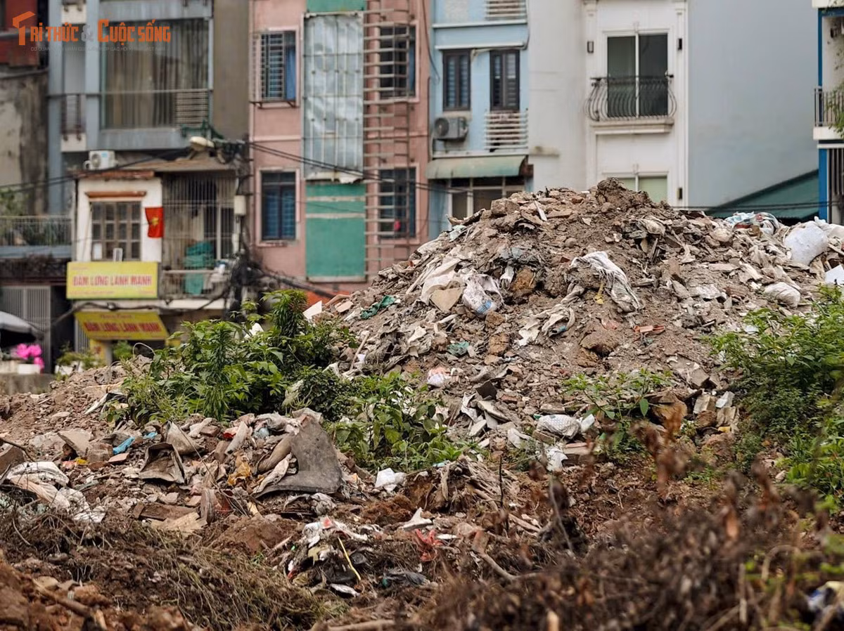 Núi rác khổng lồ dọc bờ kênh La Khê đi qua các khu vực đường Quang Trung, Ngô Quyền, Hà Cầu, La Khê, ảnh hưởng nghiêm trọng đến đời sống người dân.