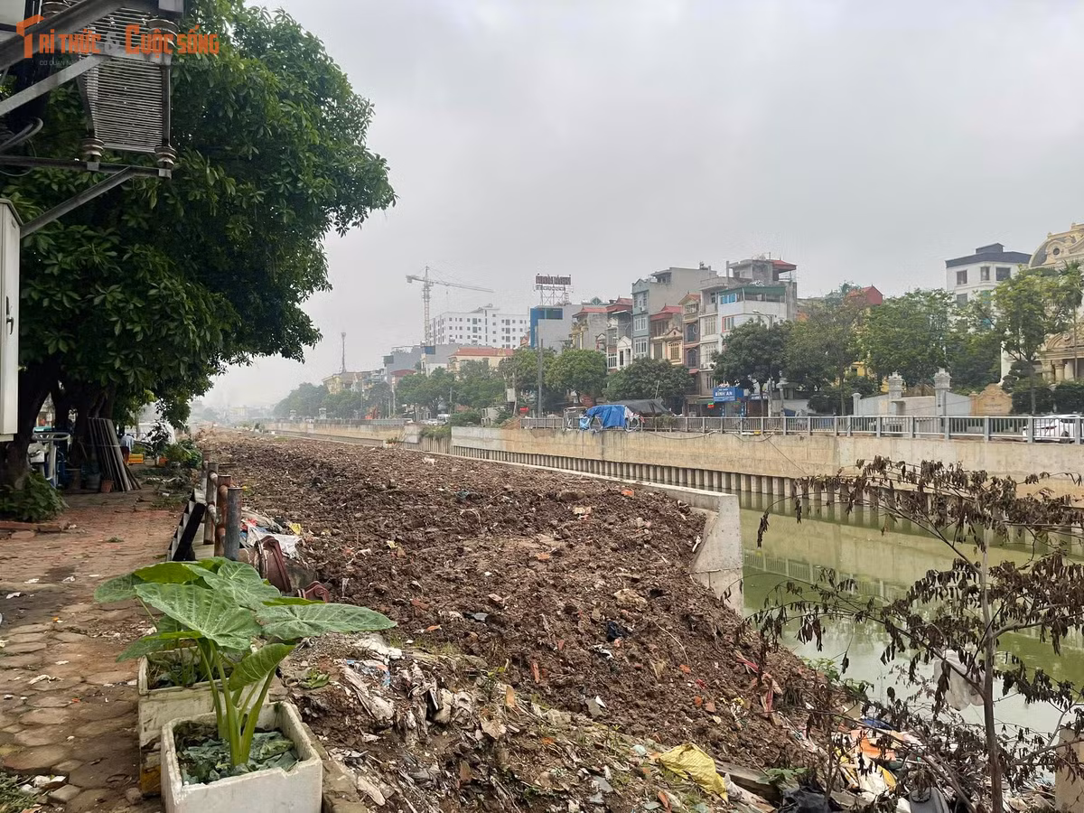 Tuy nhiên, sau hơn một thập kỷ, nhiều đoạn tuyến dài hơn 5km này vẫn trong tình trạng thi công dở dang, để lại những hệ lụy rõ rệt về môi trường và hạ tầng đô thị.