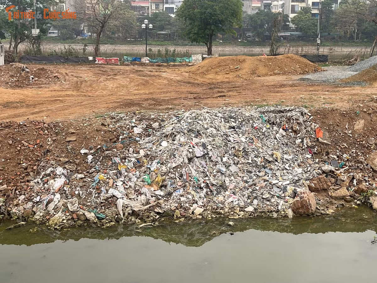 Tại các đoạn qua đường Quang Trung, Ngô Quyền hay khu vực Hà Cầu, La Khê, lòng kênh bị phủ kín bởi đất đá, gạch vỡ, bao tải rác.