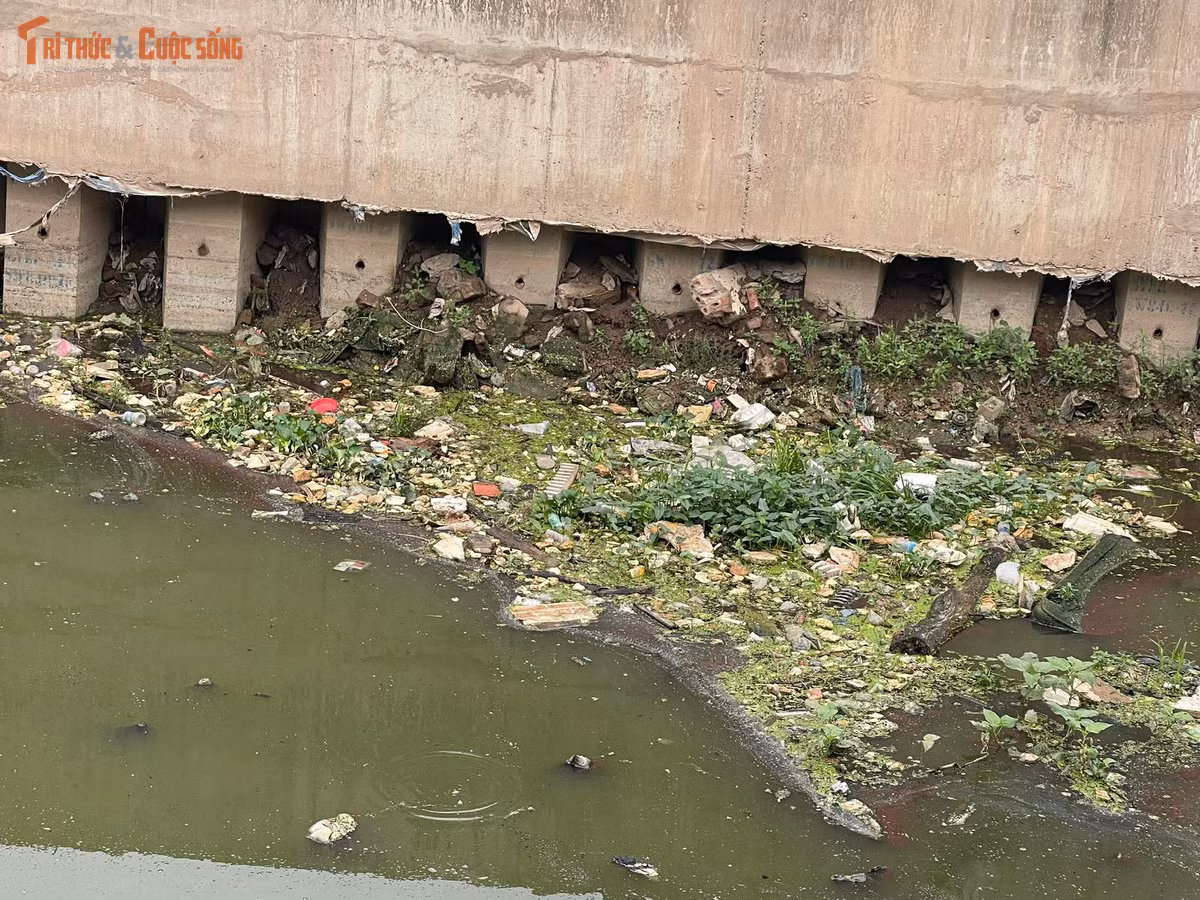 Đủ loại rác thải cồng kềnh và phế thải xây dựng bị vứt thẳng xuống lòng kênh, khiến cả tuyến đường nhếch nhác và làm tê liệt hệ thống tiêu thoát nước khu vực.