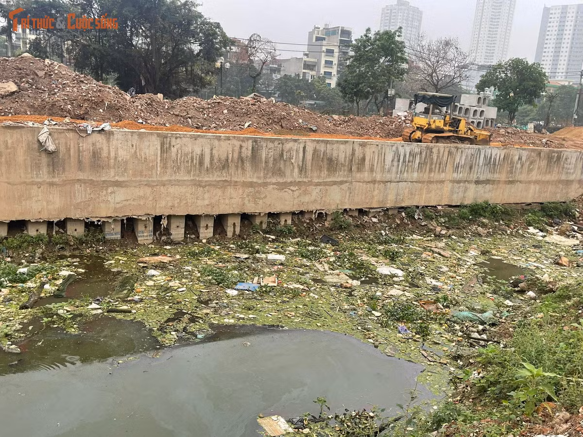 Trước đó, vào tháng 3/2025, Chủ tịch UBND TP Hà Nội đã ra "tối hậu thư" yêu cầu các đơn vị liên quan làm rõ và xóa sổ bãi rác lộ thiên dọc kênh La Khê, song đến nay tình trạng này vẫn chưa được giải quyết dứt điểm.