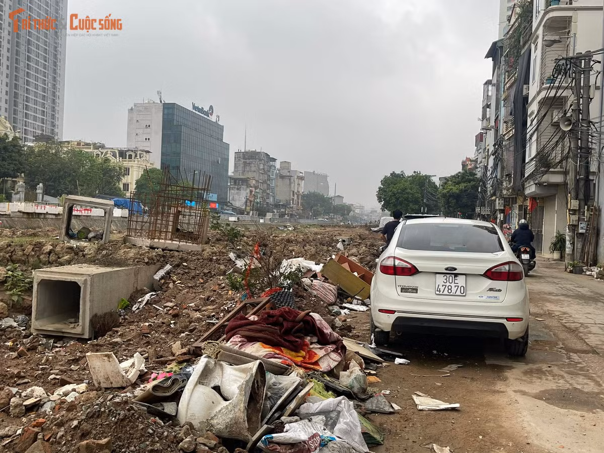 Theo ghi nhận của PV ngày 2/4, dọc tuyến kênh La Khê, không khó để bắt gặp các điểm tập kết rác thải sinh hoạt xen lẫn phế thải xây dựng.