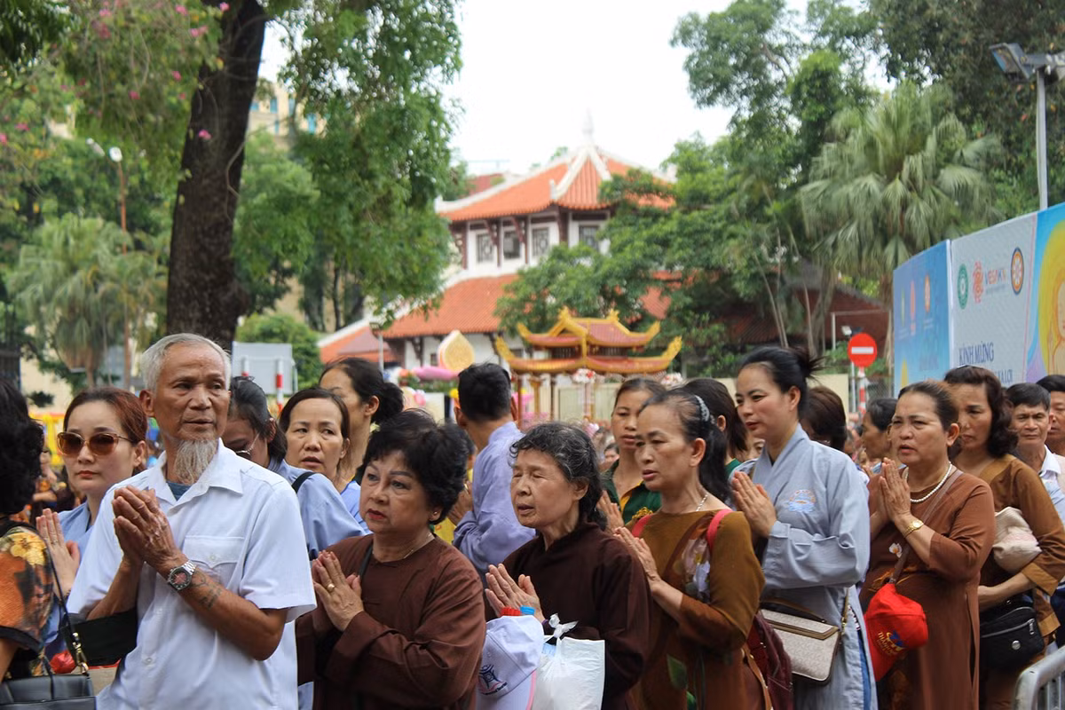 Dòng người kiên nhẫn xếp hàng qua nhiều tuyến phố quanh khu vực chùa Quán Sứ.