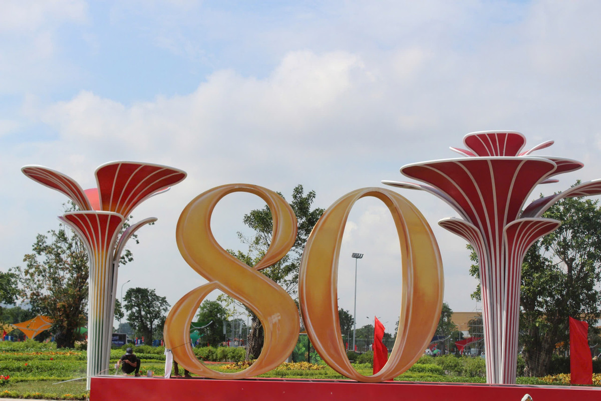 Triển lãm thành tựu đất nước nhân dịp kỷ niệm 80 năm Quốc khánh chính là một minh chứng rõ nét cho sự phát triển đột phá của đất nước. Với không khí chuẩn bị khẩn trương và quy mô hoành tráng, triển lãm "80 năm hành trình Độc Lập - Tự Do - Hạnh Phúc" chắc chắn là điểm đến không thể bỏ lỡ trong dịp đại lễ, nơi mỗi người dân có thể cảm nhận trọn vẹn niềm tự hào về chặng đường 80 năm đã qua.