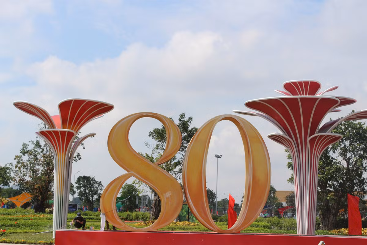 Triển lãm thành tựu đất nước nhân dịp kỷ niệm 80 năm Quốc khánh chính là một minh chứng rõ nét cho sự phát triển đột phá của đất nước. Với không khí chuẩn bị khẩn trương và quy mô hoành tráng, triển lãm "80 năm hành trình Độc Lập - Tự Do - Hạnh Phúc" chắc chắn là điểm đến không thể bỏ lỡ trong dịp đại lễ, nơi mỗi người dân có thể cảm nhận trọn vẹn niềm tự hào về chặng đường 80 năm đã qua.