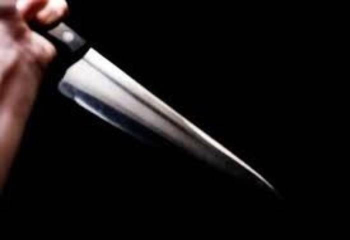 Huy cắt dây điện từ chiếc quạt cây rồi buộc vào tay với ý định tự vẫn. Khi cắm phích vào ổ, điện trong căn phòng bị chập nên bị tắt. Huy liền lấy con dao tự đâm hai nhát vào bụng mình. Gã bò lết lên giường nằm cạnh L. Trước khi tự vẫn, Huy kịp viết một bức thư về việc bị từ chối trong tình yêu, mong muốn gia đình đưa tang chung và được chôn cất cùng nhau. (Ảnh minh họa, nguồn internet)