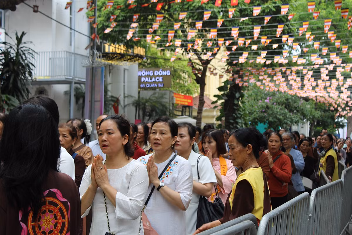 Bà Trịnh Thị Lan, 57 tuổi ở huyện Phú Lương, tỉnh Thái Nguyên là một trong những người xếp hàng đầu tiên. Đoàn của bà gồm 26 người xuất phát từ 12h trưa hôm qua (13/5), dự lễ cung nghinh xá lợi Đức Phật về chùa Quán Sứ và cung rước quanh Hồ Hoàn Kiếm. “Mong muốn lớn nhất của tôi khi đảnh lễ xá lợi Phật là chúng sinh trên toàn cầu được hạnh phúc, no ấm, hòa bình, không còn chiến tranh; gia đình tôi luôn bình an, hạnh phúc”, bà Lan chia sẻ.