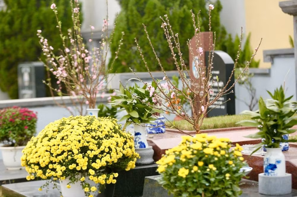 Thay vì hóa vàng mã, bà Mai lựa chọn đốt những trang nhật ký viết cho chồng với mong muốn người đã khuất có thể cảm nhận được những tâm sự, sẻ chia của mình. Mỗi tuần, bà in những trang nhật ký đã viết mang lên mộ. Với bà, đó là cách đặc biệt để duy trì sợi dây tình cảm với người bạn đời đã khuất. Tạ mộ dịp cuối năm không chỉ là nghi lễ tâm linh mà còn là dịp để các gia đình sum họp, ôn lại truyền thống, giáo dục con cháu về đạo lý “chim có tổ, người có tông”.