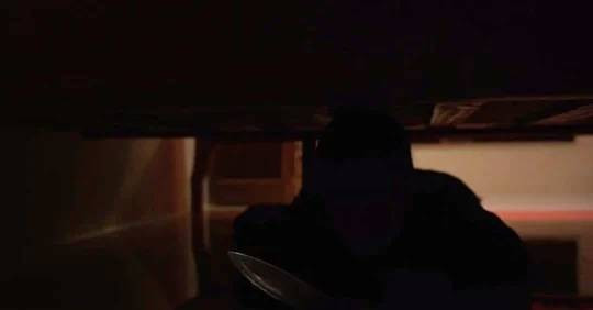 Chiến khai, vốn là hàng xóm, thường xuyên đi qua nhà bà L nên rất thông thạo địa bàn. Tối 10/11/2016, Chiến mượn xe máy của người thân với ý định "đi tuần" xem nhà nào sơ hở để trộm cắp. Khi đến nhà bà L, Chiến phát hiện cửa không khóa cửa nên dựng xe máy lại rồi lội qua bờ ruộng để đi vòng ra cửa sau rồi leo qua hàng rào lẻn vào bên trong, chui xuống gầm giường đợi thời cơ gây án. (Ảnh minh họa, nguồn internet)