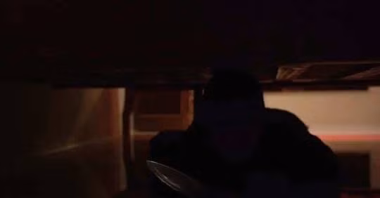 Chiến khai, vốn là hàng xóm, thường xuyên đi qua nhà bà L nên rất thông thạo địa bàn. Tối 10/11/2016, Chiến mượn xe máy của người thân với ý định "đi tuần" xem nhà nào sơ hở để trộm cắp. Khi đến nhà bà L, Chiến phát hiện cửa không khóa cửa nên dựng xe máy lại rồi lội qua bờ ruộng để đi vòng ra cửa sau rồi leo qua hàng rào lẻn vào bên trong, chui xuống gầm giường đợi thời cơ gây án. (Ảnh minh họa, nguồn internet)