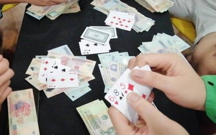 Trong thời gian ngang dọc các sới bạc, Lợi quen thân với chị L. Hai người thường đi cùng nhau tới các tụ điểm đỏ đen. Công an Hải Dương xác định, vào ngày 28/2, sau khi đánh bạc tại Quảng Ninh, chị L lái xe cùng lợi về thuê nhà nghỉ tại Hải Dương. Trước những chứng cứ không thể chối cãi, Lợi đã cúi đầu thừa nhận hành vi sát hại chị L. Theo đó, sau khi thua bạc tại Quảng Ninh, Lợi và chị L về Hải Dương thuê nhà nghỉ. (Ảnh minh họa, nguồn internet)