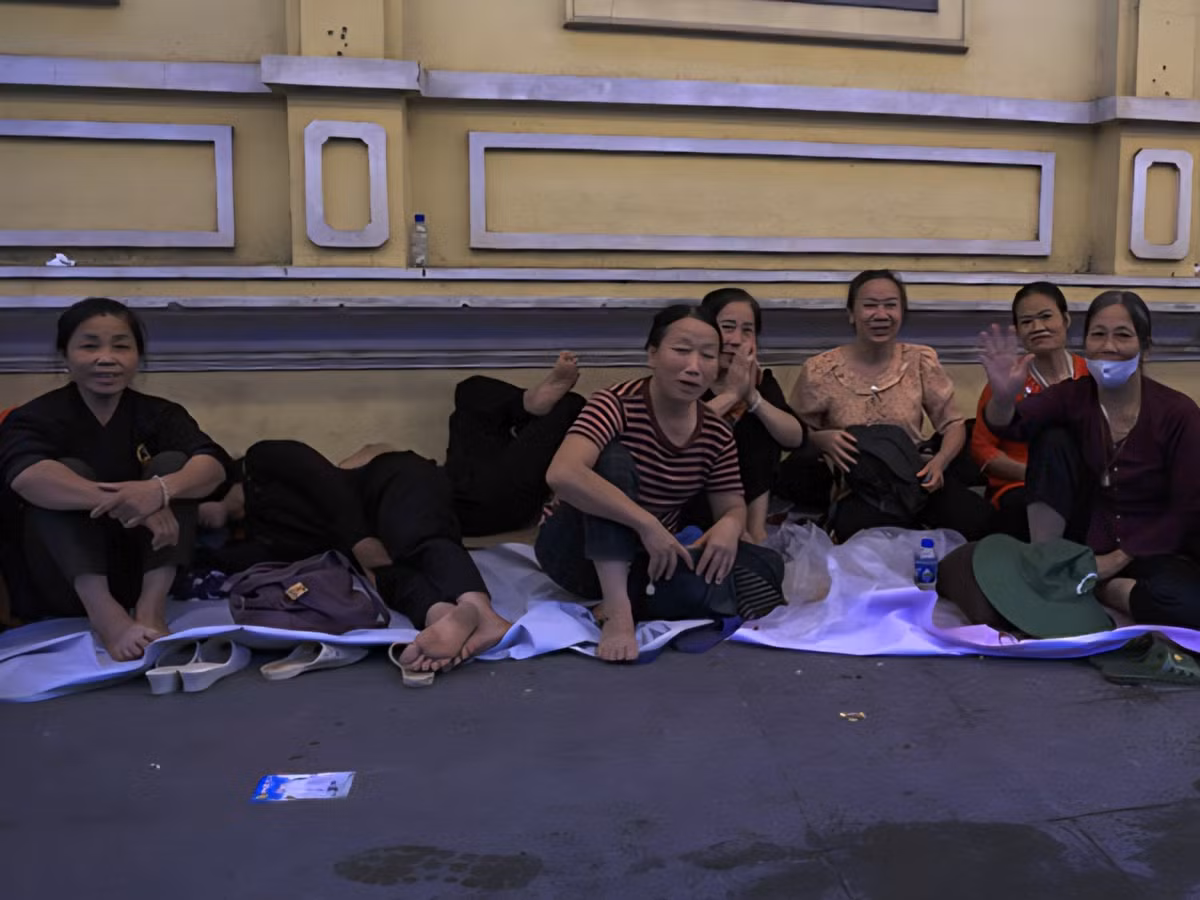 Từ đêm ngày 13/5, khu vực quanh chùa Quán Sứ đã ken đặc người. Nhiều người mang theo chiếu, nước uống, kiên trì chờ đợi trong trật tự. Một số người lớn tuổi nghỉ tạm trên vỉa hè, tranh thủ thiền định hoặc tụng kinh trong lúc chờ.