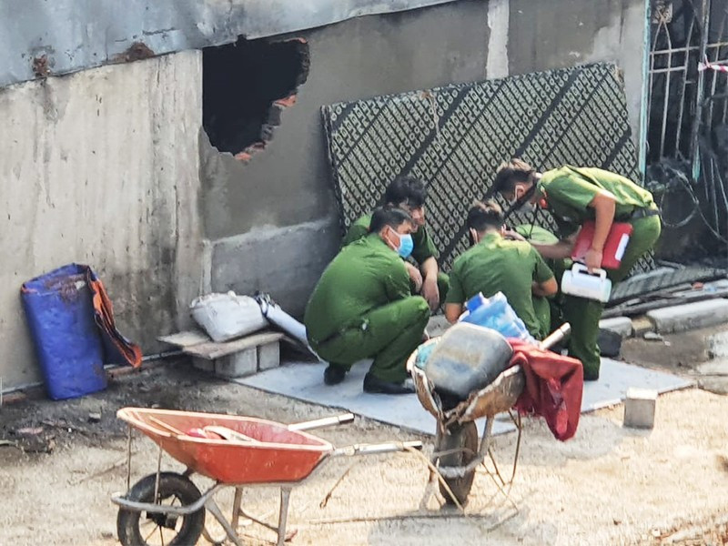 Bà L được xác định đã tử vong trước khi đám cháy xảy ra. Như vậy, có thể vụ hỏa hoạn chỉ là cách mà nghi phạm đã cố tình gây ra hòng che giấu tội ác. Bà L vốn có cuộc sống yên bình, không mâu thuẫn với ai, cũng chưa từng có những mối quan hệ phức tạp. Quá trình thu thập thông tin về nạn nhân, các trinh sát phát hiện, bà L có mất một số tài sản, gồm 3 nhẫn vàng và vài trăm nghìn đồng. (Ảnh minh họa, nguồn internet)