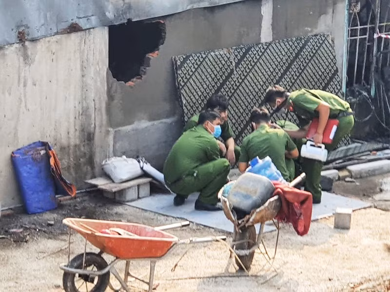 Bà L được xác định đã tử vong trước khi đám cháy xảy ra. Như vậy, có thể vụ hỏa hoạn chỉ là cách mà nghi phạm đã cố tình gây ra hòng che giấu tội ác. Bà L vốn có cuộc sống yên bình, không mâu thuẫn với ai, cũng chưa từng có những mối quan hệ phức tạp. Quá trình thu thập thông tin về nạn nhân, các trinh sát phát hiện, bà L có mất một số tài sản, gồm 3 nhẫn vàng và vài trăm nghìn đồng. (Ảnh minh họa, nguồn internet)