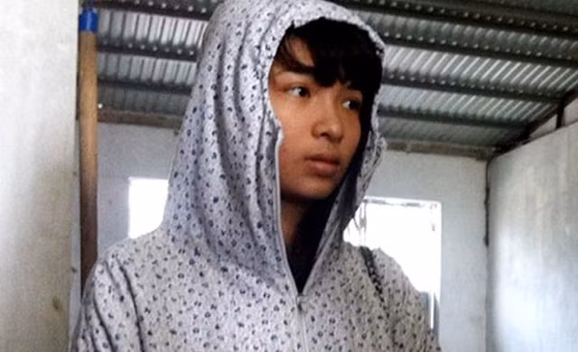 Sáng 5/10, Thanh đi nhà nghỉ với 1 người đàn ông khác và được người này cho 100 nghìn. Đến trưa cùng ngày, anh Đ gọi điện rủ đi nhà nghỉ, Thanh đồng ý. Khi tới nơi, anh Đ có nạp cho Thanh một thẻ điện thoại 20 nghìn đồng. Sau khi "quan hệ", giữa hai người nảy sinh mâu thuẫn, Thanh vớ lấy con dao lạnh lùng đâm anh Đ hai nhát khiến người này gục xuống và tử vong ngay sau đó. Thanh ngồi một lúc rồi đi vào nhà vệ sinh rửa dao. Khi quay ra cô ta lục túi nạn nhân lấy đi 4 triệu đồng trong ví. Toàn bộ giấy tờ của anh Đ, đối tượng cho vào bồn cầu xả nước phi tang.