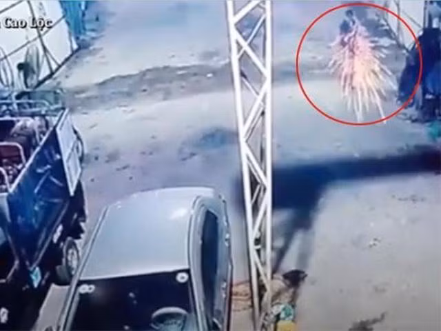 Theo hồ sơ vụ án, tối 13/1/2020, gia đình anh Phạm Văn T. (SN 1975, trú thôn Thâm Mò, xã Phú Xá, huyện Cao Lộc, tỉnh Lạng Sơn - cũ) và vợ là Hoàng Thị H. (SN 1983) mời bạn bè, người thân đến ăn cơm và xem bóng đá. Khi bữa cơm đang diễn ra vui vẻ, bất ngờ một loạt tiếng nổ mạnh vang lên khiến cháu P.T.P (SN 2008, con trai chị H.) gục xuống, tử vong tại chỗ. (Nghi phạm nổ súng được camera ghi lại)