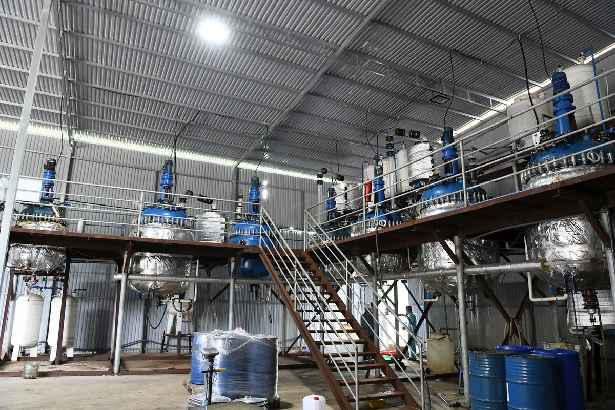 Cách mảnh đất này khoảng 3km, Minh thuê thêm một khoảng đất khác rộng khoảng 300m2 để tập kết nguyên vật liệu, hóa chất và các thiết bị liên quan. Tiếp đó, Minh thuê 2 người Trung Quốc và 4 người Việt Nam thi công, dựng cơ sở, lắp hệ thống điện, lắp đặt các dây chuyền sản xuất ma tuý.