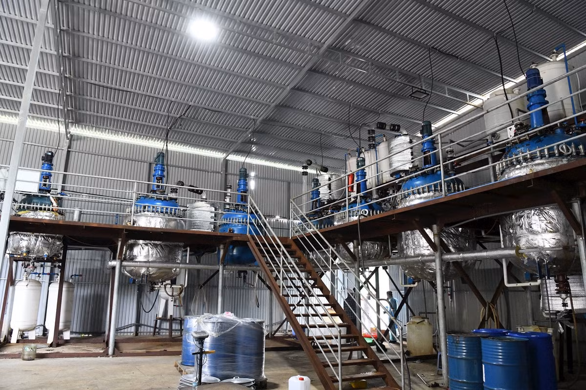 Cách mảnh đất này khoảng 3km, Minh thuê thêm một khoảng đất khác rộng khoảng 300m2 để tập kết nguyên vật liệu, hóa chất và các thiết bị liên quan. Tiếp đó, Minh thuê 2 người Trung Quốc và 4 người Việt Nam thi công, dựng cơ sở, lắp hệ thống điện, lắp đặt các dây chuyền sản xuất ma tuý.