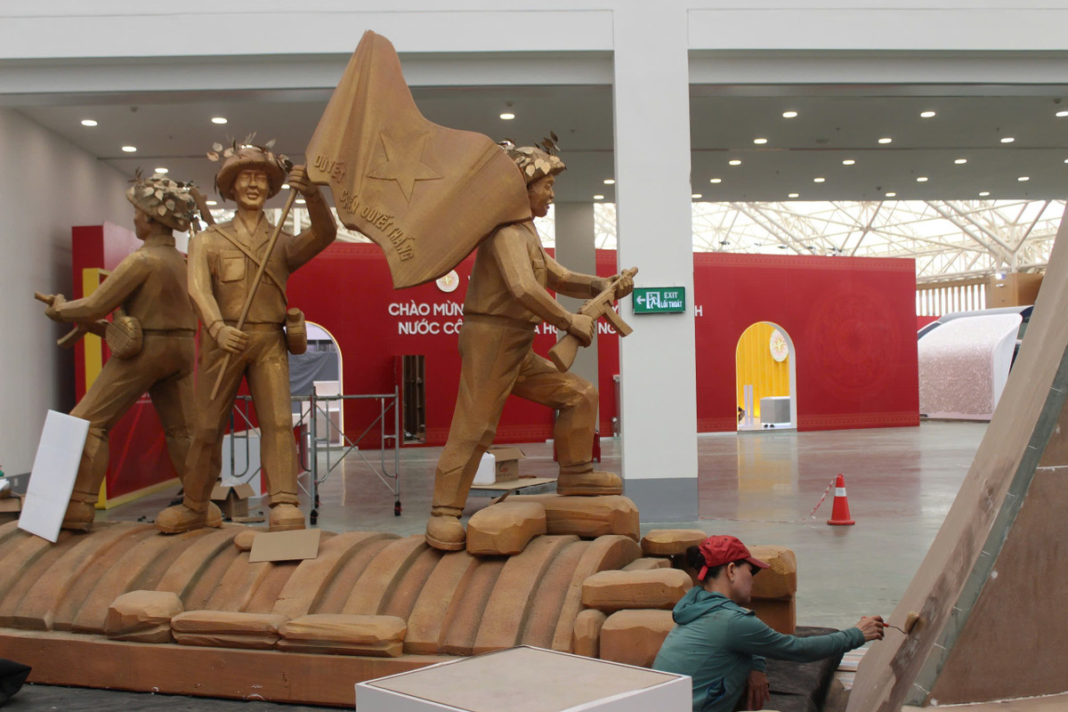 Đây là lần đầu tiên, các Bộ, ban, ngành Trung ương cùng 34 tỉnh, thành phố và hơn 200 doanh nghiệp lớn sẽ hội tụ tại một sự kiện quy mô đặc biệt, tạo nên bức tranh toàn diện về chặng đường phát triển giàu cảm xúc và vinh quang của đất nước.