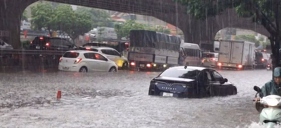 Nhiều tuyến đường tái diễn tình trạng biến thành sông khiến việc sinh hoạt bị đảo lộn.