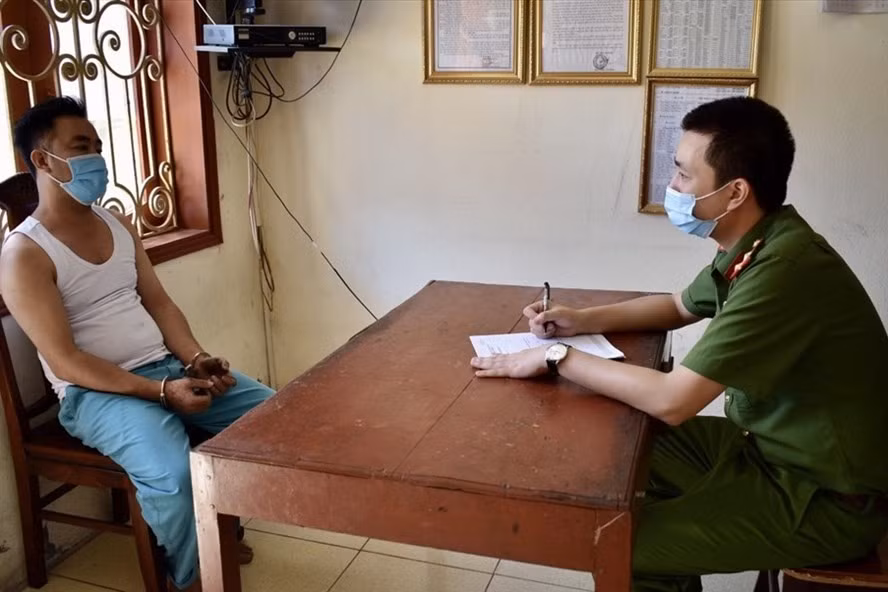 Đến hơn 1h ngày 7/8, một nhóm trinh sát phát hiện nam thanh niên nghi vấn đang ẩn nấp tại bờ đê thuộc địa phận xã Kim Chánh (Kim Sơn, Ninh Bình). Khi bị bắt giữ, đối tượng đang chuẩn bị vượt sông trốn sang Nam Định. Tại Cơ quan điều tra, người này tỏ vẻ không biết tiếng Việt, gã khai bản thân sang Trung Quốc từ bé, sau khi mẹ mất đã sống lang thang, tự lấy tên là Lâm Phong. Tuy nhiên, sau khi làm việc với các nhân chứng, các điều tra viên biết được đây chính là người đàn ông đã đi cũng nữ nạn nhân tại nhà nghỉ Chiều Tím và gã nói tiếng Việt rất sõi.