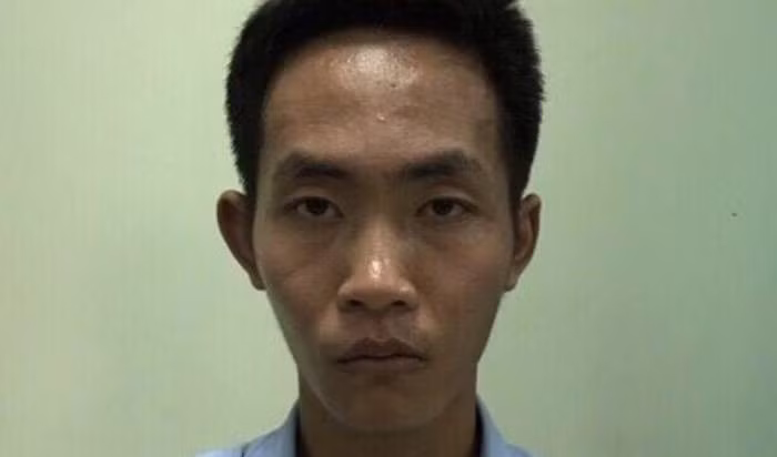 Bằng các biện pháp nghiệp vụ truy tìm, lúc 11h ngày 19/6, trinh sát đã bắt được Nguyễn Chung Thanh Trí khi đang lẩn trốn tại phường Linh Chiểu, quận Thủ Đức, TP HCM. Tại cơ quan công an, Trí đã khai nhận hành vi hãm hại em L.A. Trong khi làm bảo vệ, thường xuyên có thời gian rảnh rỗi nên dùng điện thoại lên mạng xã hội và làm quen với L.A. Biết em này đã có bạn trai, Trí đã dựng lên chuyện đi chơi, đi tìm bạn để dẫn dụ em L.A vào đồi vắng cưỡng ép quan hệ tình dục.