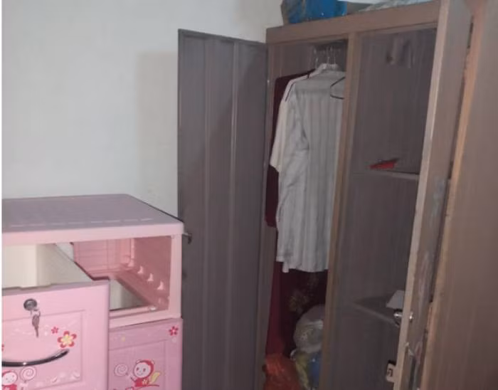 Người nhà cho biết, ngày thường thấy nạn nhân đeo trang sức như nhẫn và dây chuyền. Tuy nhiên, vào thời điểm bà H chết, những tài sản này đã không còn. Chiếc xe máy cũng đã biến mất. Những dữ liệu đó đủ để Công an tỉnh Hải Dương đưa ra nhận định, đây là vụ án giết người, cướp tài sản. Khi khám nghiệm hiện trường, công an phát hiện trên bàn có 2 chiếc bát, một bát còn thừa mì tôm ăn dở, bát kia đựng vỏ trứng vịt lộn. Cạnh đó có 1 chai rượu nhỏ. (Ảnh minh họa, nguồn internet)