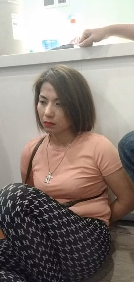 Tháng 6/2019, Hương giới thiệu Hà Minh Đức làm quen với Trương Tuấn Dũng (tức Dũng “Bốp”) và Nguyễn Thế Thành. Đến ngày 23/9/2019, Lê Hồng Hải (người sống với Hương như vợ chồng) và Nguyễn Thành Đức bị bắt quả tang khi đang giao ma túy. Khi Hương gọi điện báo tin, Hà Minh Đức đã thông qua người khác hướng dẫn Hương dọn dẹp, cất giấu ma túy và những vật dụng liên quan.