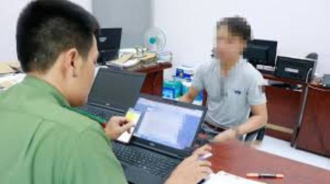 Tại trạm, có một thanh niên trông coi tên H (tên thay đổi), khi các trinh sát tiếp cận, anh ta tỏ vẻ sợ hãi. H. khai, vào ngày xảy ra vụ việc, có người bạn của ông chủ từ Bắc Giang tìm đến. H không biết cụ thể, chỉ nắm được người này tên là Thịnh, hay còn gọi là Thịnh "mắt ma". Sau khi nói chuyện, Thịnh hỏi mượn anh H chiếc xe máy Citi và gửi lại túi đồ cùng với 1 chỉ vàng. (Ảnh minh họa, nguồn internet)