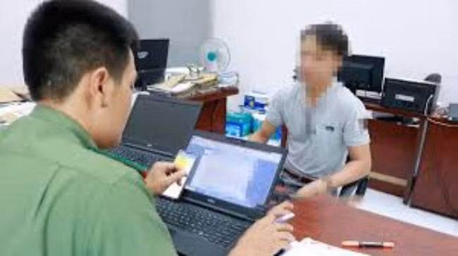 Tại trạm, có một thanh niên trông coi tên H (tên thay đổi), khi các trinh sát tiếp cận, anh ta tỏ vẻ sợ hãi. H. khai, vào ngày xảy ra vụ việc, có người bạn của ông chủ từ Bắc Giang tìm đến. H không biết cụ thể, chỉ nắm được người này tên là Thịnh, hay còn gọi là Thịnh "mắt ma". Sau khi nói chuyện, Thịnh hỏi mượn anh H chiếc xe máy Citi và gửi lại túi đồ cùng với 1 chỉ vàng. (Ảnh minh họa, nguồn internet)