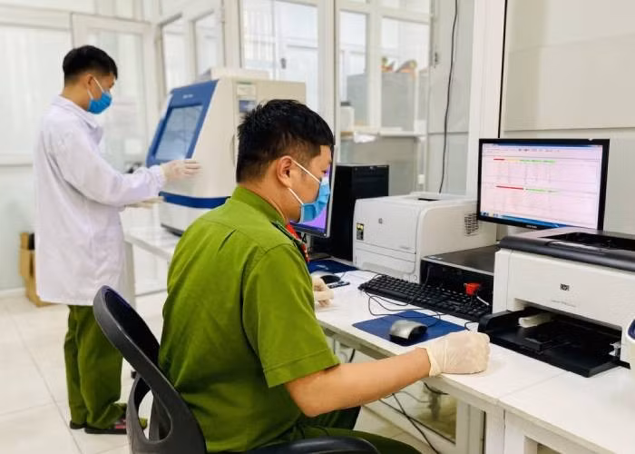 Theo điều tra, Đinh Kơng có gia đình ở làng Chư Krei, nhưng lại bỏ lên núi sống lang thang. Anh ta thường đi săn bắt, bẫy chuột hoặc lấy trộm thức ăn tại các chòi rẫy gần khu vực bà Bor gặp nạn. Khi các điều tra viên tìm đến nơi ở của Kơng để mời về làm việc thì gã "người rừng" này vắng mặt. Kết quả giám định ADN cho thấy ngoài vết máu còn có dấu vết tinh trùng chính xác là của Đinh Kơng. (Ảnh minh họa, nguồn internet)