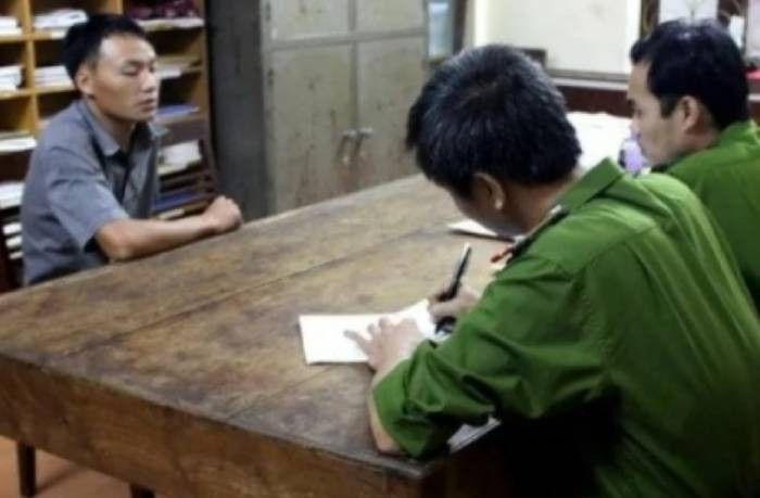 Ba hung thủ gồm: Sùng Mí Pó (SN 1982), Sùng Mí Cho (SN 1985), Sùng Mí Sính (SN 1990), cả 3 đều là người dân tộc Mông, ở xóm Vị Ke. Theo kết quả điều tra và lời khai ban đầu của ba đối tượng, chiều 4/8, trên đường đi lấy củi, Sùng Mí Pó gặp Tráng A Miều, Miều có hỏi Pó “Nhà có bò bán không”, Pó đáp là "không có", rồi tiếp tục đi lấy củi. (Ảnh Sùng Mí Sính - 1 trong 3 đối tượng)