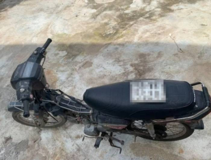 Khoảng 10 phút sau, có một người đàn ông đi xe máy qua, cả ba đối tượng xác định là Miều và đã ra tay sát hại. Để không ai nhận dạng được đối tượng, bọn chúng đã chặt đầu nạn nhân và mang vứt xa hiện trường gây án. Xác nạn nhân bọn chúng đã vứt xuống taluy âm, cách hiện trường khoảng 5m. Còn chiếc xe máy của nạn nhân, bọn chúng di chuyển cách xa hiện trường, tháo biển kiểm soát nhằm đánh lạc hướng cơ quan điều tra. (Ảnh minh họa, nguồn internet)