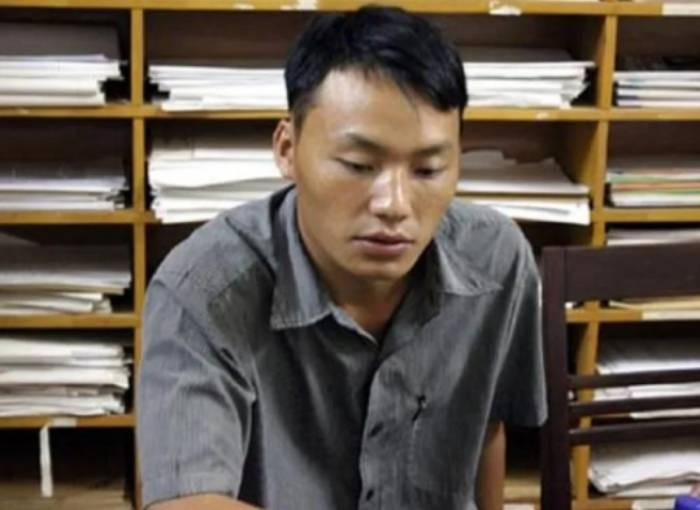 Trong đầu Pó nghĩ là Miều đi mua bò nên sẽ mang theo rất nhiều tiền, nên nảy sinh ý định chặn đường giết Miều để cướp tiền. Khoảng 21h cùng ngày, khi Sùng Mí Cho và Sùng Mí Sính đến nhà Pó chơi, Pó đã bàn bạc rồi cùng Cho và Sính chuẩn bị 1 con dao nhọn, 1 đoạn gậy gỗ làm hung khí, chặn đường giết Miều để cướp tiền.