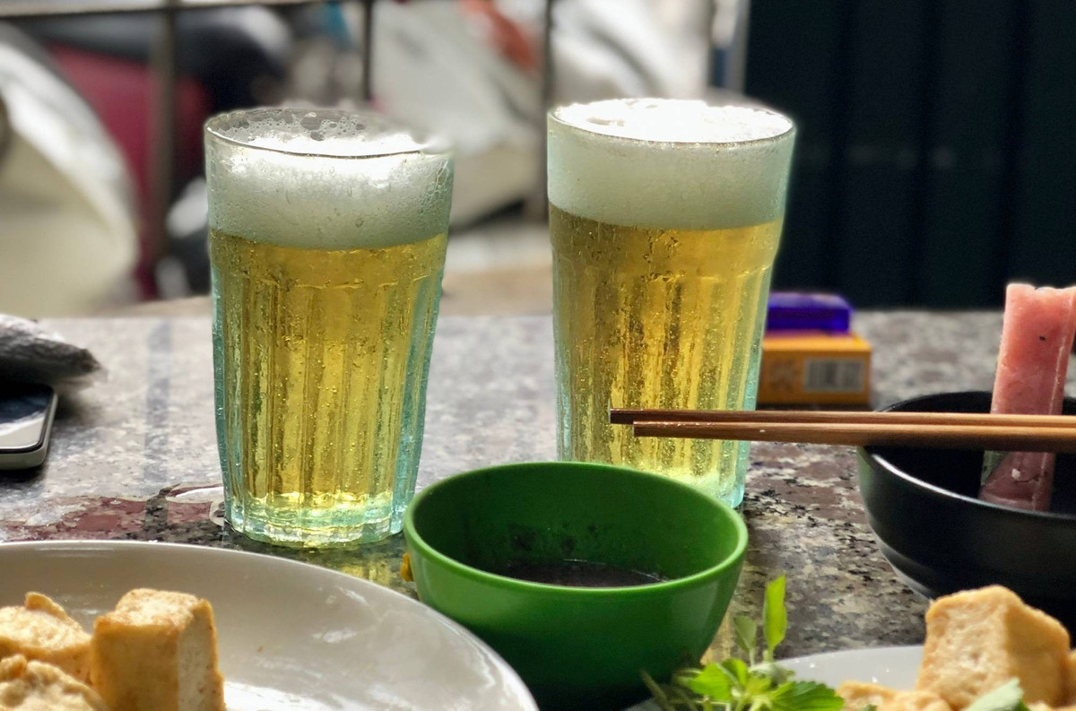 Theo nhân chứng, khoảng 19h cùng ngày, có 2 nhóm thanh niên tới quán cafe trên để uống bia, hát karaoke. Trong lúc vui chơi, Nguyễn Đức Tâm (SN 1988 trú tại xã Cao Xá, huyện Lâm Thao, Phú Thọ) có sang bàn anh Kiều Xuân C. mời bia. Tại đây, giữa Tâm và Đào Văn L. (SN 1980, trú xã Kim Đức, TP. Việt Trì) cùng nhóm anh C. xảy ra xô xát. Lo sợ bị đánh, Nguyễn Đức Tâm đã về phòng trọ lấy một con dao phòng thân rồi tiếp tục trở lại quán. (Ảnh minh họa, nguồn internet)