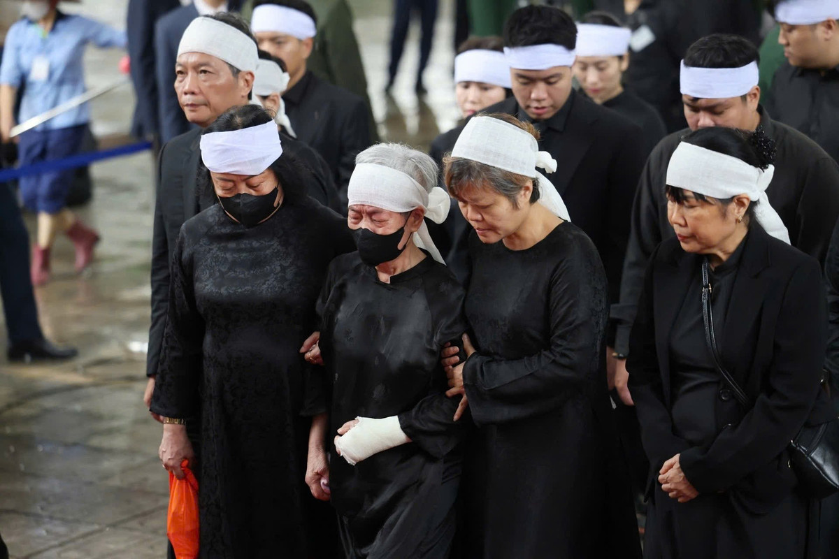 Gia đình cùng các con, cháu, chắt vào viếng nguyên Chủ tịch nước Trần Đức Lương.