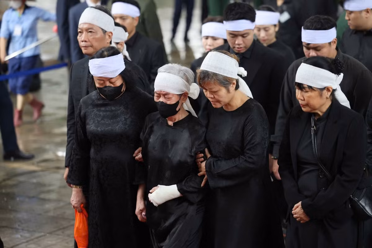 Gia đình cùng các con, cháu, chắt vào viếng nguyên Chủ tịch nước Trần Đức Lương.