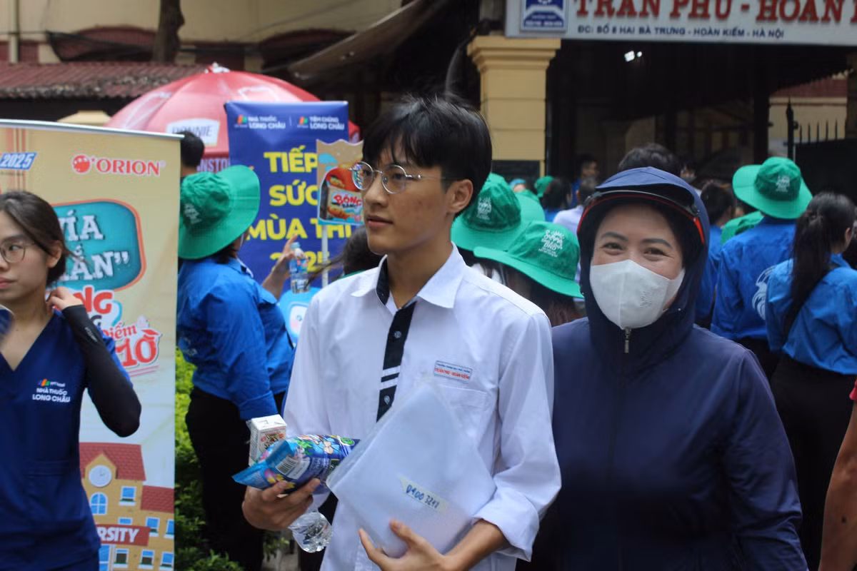 Kỳ thi tốt nghiệp THPT diễn ra vào ngày 26-27/6 với hơn 1,16 triệu thí sinh tham dự. Sau khi hoàn thành bài thi môn Ngữ văn, chiều nay, các sĩ tử sẽ thi môn Toán trong 90 phút. Ngày mai (27/6), thí sinh thi theo chương trình mới sẽ làm hai bài thi lựa chọn. Còn thí sinh thi theo chương trình cũ sẽ làm bài thi tổ hợp Khoa học tự nhiên hoặc Khoa học xã hội vào buổi sáng, Ngoại ngữ vào buổi chiều.