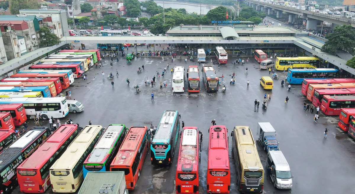 Rà soát các xe khách liên tỉnh, taxi hoạt động gần hiện trường nơi xảy ra vụ án mạng, các điều tra viên được biết, khoảng 21h ngày xảy ra vụ án mạng, một xe taxi có đưa nam hành khách khoảng 30 tuổi từ Ga Phù Đức lên xã Chiềng Sơn, huyện Mộc Châu, Sơn La. Tài xế taxi cho biết, trên đường đi, nam hành khách có biểu hiện lo lắng, thường xuyên quan sát phía sau và giục đi nhanh. Đến khoảng 2h sáng ngày 14/2 người đàn ông này xuống xe trước cổng trường Tiểu học xã Chiềng Sơn, tại đây có một người phụ nữ đợi sẵn. (Ảnh minh họa, nguồn internet)