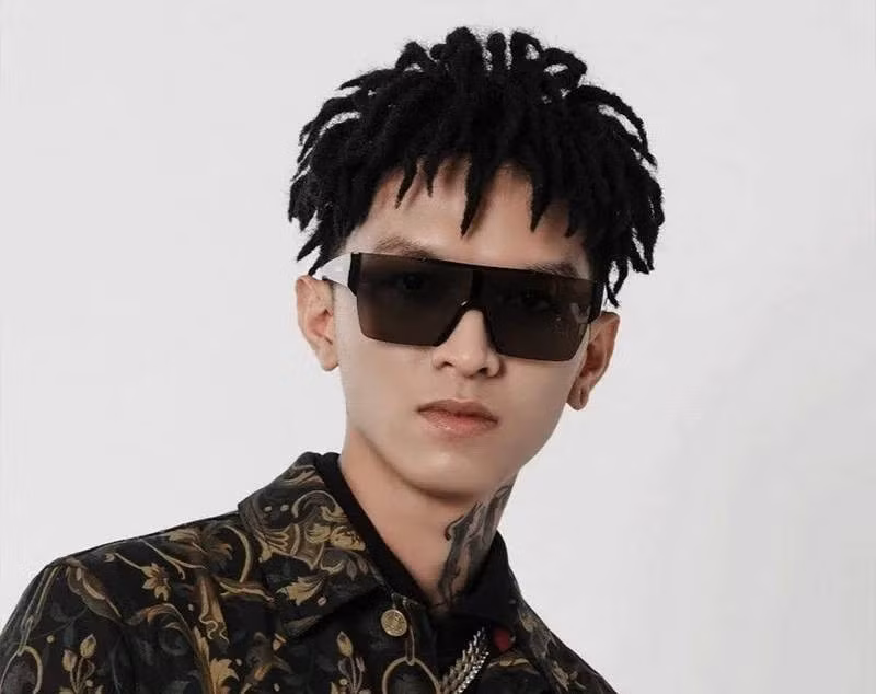 Các MV của Bình Gold bị lên án vì hình ảnh phản cảm, lời rap thô tục, thiếu tính nghệ thuật và nguy cơ gây ảnh hưởng tiêu cực đến giới trẻ. Đỉnh điểm là MV “Bốc Bát Họ” bị chỉ trích gay gắt nhất vì cả MV và lời ca khúc đều có nhiều hình ảnh mang tính chất ăn chơi sa đoạ của giới trẻ, tiêu biểu là tệ nạn vay nặng lãi để cá độ, hút cần sa, "bay lắc".