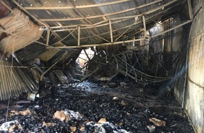 Quá trình khám nghiệm xác định, hiện trường đã bị xáo trộn hoàn toàn do có nhiều người đi lại tham gia chữa cháy và cấp cứu nạn nhân, đồ đạc đã bị thiêu rụi, tường của hầu hết căn phòng đều đã bị nhiệt hoá, bong tróc, muội bám đen, cửa xếp đã bị lực lượng cứu hộ múc để sang nhà bên. Qua khám nghiệm, lực lượng KTHS đánh giá, vụ cháy chủ yếu ở khu vực tầng 1. Tuy nhiên, đằng sau nhà là sông, hai bên đều là nhà hàng xóm xây cao, bịt kín nên đường tiếp cận và thoát khỏi hiện trường từ tầng 2 rất khó khăn. (Ảnh minh họa, nguồn internet)