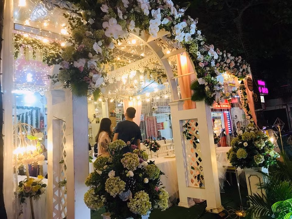 Theo lời anh Nguyện, tối 19/3/2011, tại đám cưới, chị L. có gặp một thanh niên cùng xã tên Lê Khánh Duy ( 25 tuổi). Tuy đã có vợ con, Duy vẫn sấn sổ tiếp cận rồi buông những lời chọc ghẹo chị L. khiến chị này phải nhờ anh Nguyện đưa về. Nhưng do anh Nguyện đang dở công việc tại đám cưới nên nhờ một người bạn tên Chu Hải đưa về. Khi hai người vừa rời khỏi đám cưới được chừng vài trăm mét, thì Duy đuổi theo gây hấn với anh Hải rồi ép chị L. đi theo mình. Chiếc điện thoại của chị L. do chính Duy đưa lại cho anh Nguyện sau đó. (Ảnh minh họa, nguồn internet).