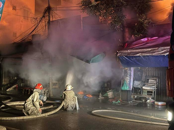 Cùng với đó, Chỉ huy Phòng Cảnh sát PCCC&amp;CNCH cũng điều động 2 xe chỉ huy, 1 xe chở phương tiện và trực tiếp xuống hiện trường để chỉ huy công tác chữa cháy và CNCH. Tại hiện trường, các lực lượng tiếp cận hiện trường, đám cháy đã phát triển lớn với nhiều nguyên liệu dễ bắt cháy, sinh ra nhiều khói khí độc, vận tốc cháy lan nhanh, có khả năng cháy lan nhanh sang các ki - ốt và nhà dân xung quanh.