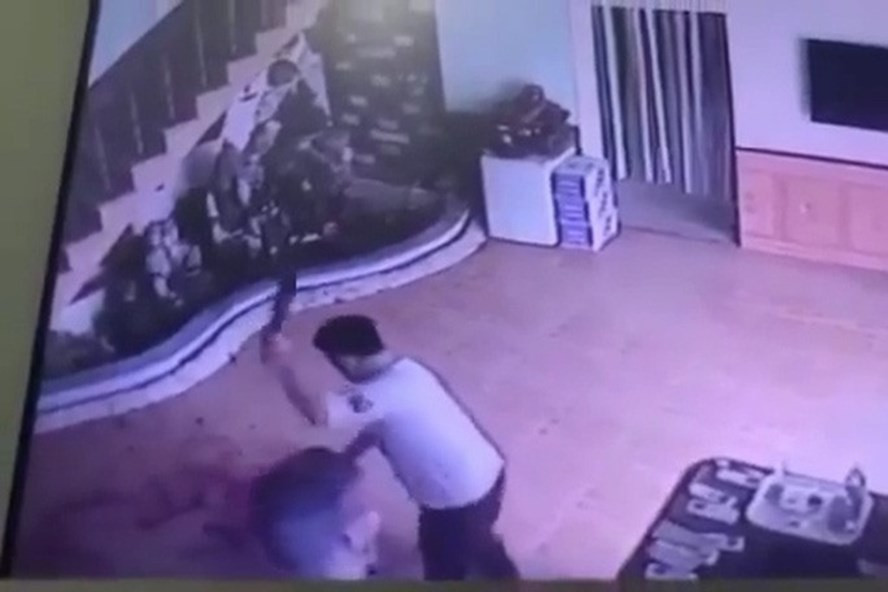 Theo hồ sơ vụ án, ngày 6/8/2021, Công an huyện Kim Sơn nhận được tin báo, tại nhà nghỉ Chiều Tím (Kim Sơn, tỉnh Ninh Bình) vừa xảy ra một vụ án rất nghiêm trọng. Có mặt tại hiện trường, lực lượng công an ghi nhận một phụ nữ bị thương rất nặng, đã đưa đi cấp cứu. Trên nền gạch cửa nhà nghỉ loang lổ nhiều vết máu. Kiểm tra camera, đoạn băng kéo dài khoảng 2 phút ghi lại cảnh một người đàn ông dùng dao chém liên tục vào nạn nhân nữ. Chỉ đến khi chị này nằm im, gã đàn ông mới bỏ đi. (Hình ảnh được cắt từ camera nhà nghỉ)