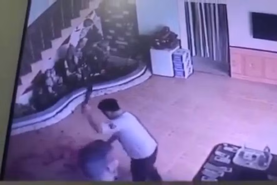 Theo hồ sơ vụ án, ngày 6/8/2021, Công an huyện Kim Sơn nhận được tin báo, tại nhà nghỉ Chiều Tím (Kim Sơn, tỉnh Ninh Bình) vừa xảy ra một vụ án rất nghiêm trọng. Có mặt tại hiện trường, lực lượng công an ghi nhận một phụ nữ bị thương rất nặng, đã đưa đi cấp cứu. Trên nền gạch cửa nhà nghỉ loang lổ nhiều vết máu. Kiểm tra camera, đoạn băng kéo dài khoảng 2 phút ghi lại cảnh một người đàn ông dùng dao chém liên tục vào nạn nhân nữ. Chỉ đến khi chị này nằm im, gã đàn ông mới bỏ đi. (Hình ảnh được cắt từ camera nhà nghỉ)