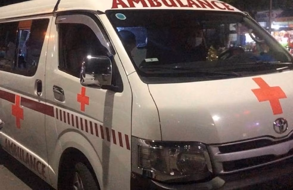 Hàng xóm hốt hoảng chạy sang thì thấy bà B ngồi bệt dưới đất, tay ôm chặt cậu con trai Nguyễn Ánh N (SN 1992). Hai người dường như đã rất yếu. Máu chảy lênh láng khắp nền nhà. Ngay lập tức, bà B và anh N được người dân đưa đi cấp cứu, đồng thời thông tin cũng được báo về cho Công an. Có mặt tại hiện trường, các điều tra viên xác định hai mẹ con bà B bị thương nặng, nhất là anh N. Bên trong căn nhà, đồ đạc có dấu hiệu xê dịch, đổ vỡ, chứng tỏ có cuộc vật lộn tại đây. (Ảnh minh họa, nguồn internet)