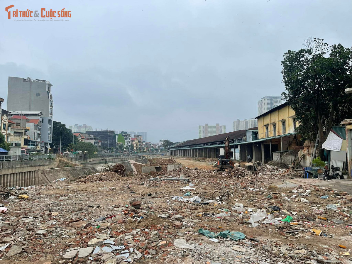 Công trình được kỳ vọng cải thiện hạ tầng đô thị, chỉnh trang môi trường, nhưng thực tế thi công lại bộc lộ nhiều bất cập, tiềm ẩn nguy cơ mất an toàn giao thông và ảnh hưởng nghiêm trọng đến đời sống người dân.